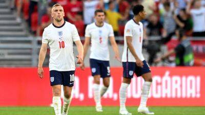 Aficionados húngaros abuchean a los jugadores ingleses durante el gesto contra el racismo