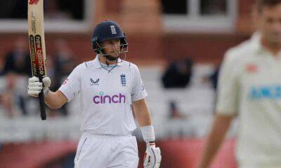 Joe Root stands firm to give England hope of overhauling New Zealand