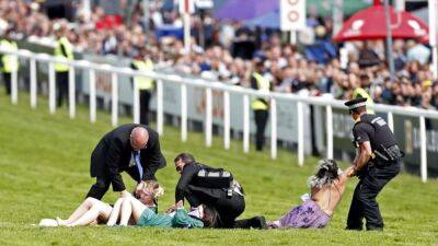 Horse racing-Animal rights group protesters delay Epsom Derby by entering course