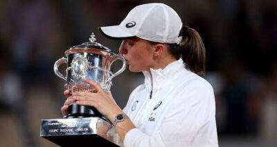 French Open champion Iga Swiatek stunned as reporter asks 'make-up' question after final