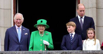 The Queen appears on the Buckingham Palace balcony as Jubilee celebrations end