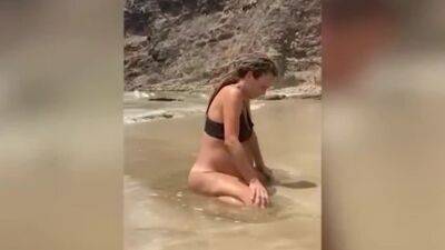 Lleva miles de visitas: el vídeo de una mujer que da a luz en la orilla del mar - Videos - en.as.com - Nicaragua