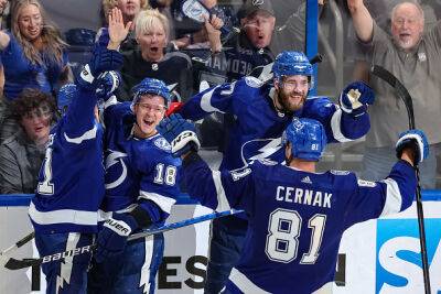 Palat’s late goal completes Lightning Game 3 comeback win