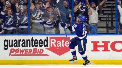 Palat, Lightning score late to take Game 3 from Rangers