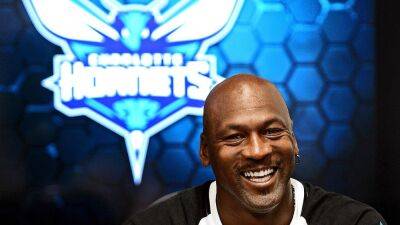Charlotte Hornets owner Michael Jordan to meet with head coaching finalists Mike D'Antoni, Kenny Atkinson this week, sources say