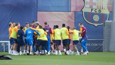 Barcelona | Xavi empezará la pretemporada sin los internacionales