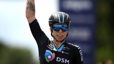 Lorena Wiebes - Women's Tour 2022: Lorena Wiebes roars back from last-corner crash to win Stage 2 in Harlow - eurosport.com - county Essex