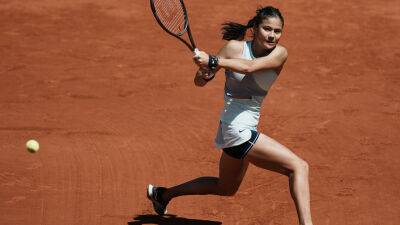 Emma Raducanu leaves Wimbledon warmup tournament with injury