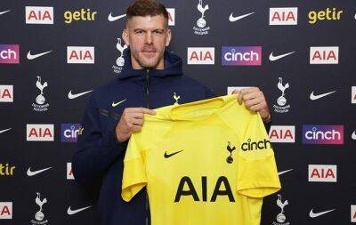 Tottenham sign keeper Forster on free transfer from Southampton