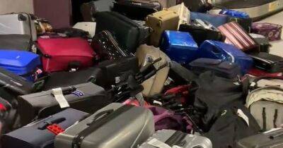 Heaps of luggage seen piling up at carousel in Manchester Airport - manchestereveningnews.co.uk - Manchester