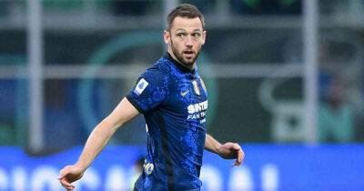 Frenkie De-Jong - Stefan De-Vrij - Chelsea transfer news: Progress made over shrewd De Vrij deal as transfer fee and salary demands unearthed - msn.com - Manchester -  Chelsea - county Christian