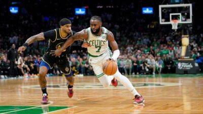 Celtics hold off Warriors' big 3rd-quarter comeback effort in victory, take series lead