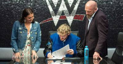 Logan Paul - Stephanie Macmahon - Logan Paul promoted Prime drink in the least subtle way possible in WWE signing photos - msn.com - Britain