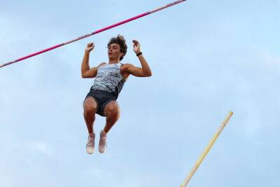Marcell Jacobs - Armand Duplantis - Duplantis soars to outdoor pole vault record, Olympic champion Jacobs in late withdrawal - arabnews.com - France - Italy - Usa - Uae -  Tokyo -  Belgrade - state Oregon - Saudi Arabia -  Rome -  Copenhagen -  Stockholm