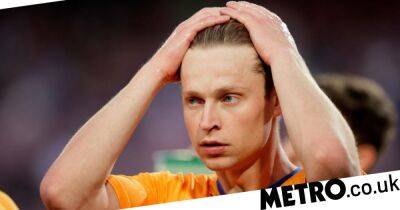 Barcelona hierarchy meet with Frenkie de Jong and tell him to accept Manchester United offer - metro.co.uk - Manchester - Netherlands - Spain