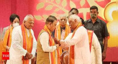 Sunil Gavaskar conferred with Honorary Doctorate by Karnataka varsity - timesofindia.indiatimes.com - London - India -  Mumbai