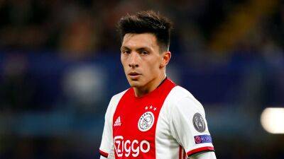 Ajax’s Lisandro Martinez in England to finalise his move to Manchester United