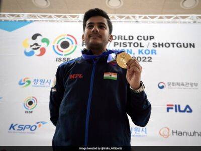 Manu Bhaker - ISSF World Cup: Aishwary Pratap Singh Tomar Strikes Gold In Men's 50m Rifle 3P Event - sports.ndtv.com - Hungary - India - Singapore