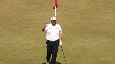 Lowry flies into Open contention on back-to-back eagles