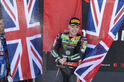 Alex Lowes - WorldSBK Donington: Special podium for Lowes after ‘fun battle’ - bikesportnews.com - Britain - Japan
