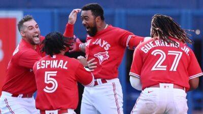 Hernandez's walk-off single in 10th leads Blue Jays to comeback win over Royals