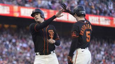 Giants lean on controversial balk call in 8th to beat Brewers, fans unhappy