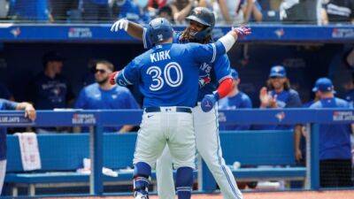 Kirk's 8th inning 2-run homer lifts Blue Jays past Royals to claim series win