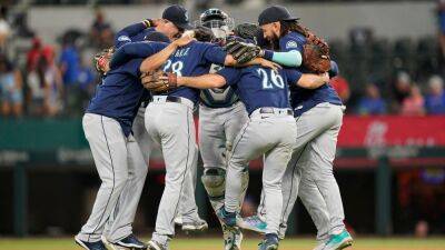 Superstar rookie Julio Rodriguez's key hit powers Seattle Mariners' 14th straight win