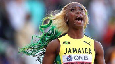 Video: Shelly-Ann Fraser-Pryce wins fifth 100m world title, leads Jamaican podium sweep