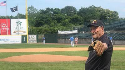 100-year-old WWII veteran throws first pitch at Long Island Ducks ballpark - foxnews.com - Florida - New York -  New York - county Henry