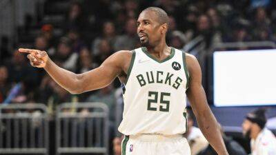 Serge Ibaka staying with Milwaukee Bucks; agrees to terms on deal