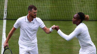 Wimbledon: Venus Williams and Jamie Murray kick off doubles partnership with win over Michael Venus and Alicja Rosolska