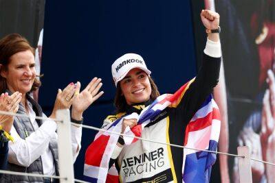 Jamie Chadwick - British Grand Prix: Jamie Chadwick secures first W Series win at Silverstone - givemesport.com - Britain - Austria - Hungary - county Miami