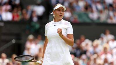 Wimbledon 2022: Amanda Anisimova rallies from a set down to stun Coco Gauff and reach fourth round