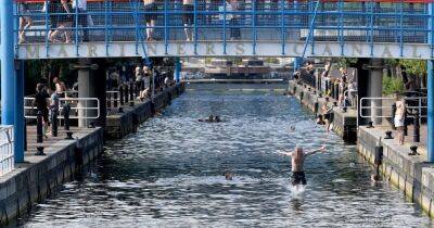 Despite repeated warnings and the death of a teenage boy dozens of people are STILL swimming at Salford Quays - manchestereveningnews.co.uk - Manchester