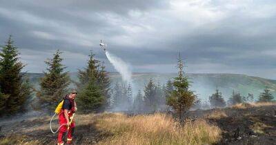 Drivers urged to avoid Woodhead Pass as smoke from huge moor fire blows across road - manchestereveningnews.co.uk - Britain - Manchester