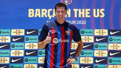 Robert Lewandowski Says 'Hungry' For Success At Barcelona Unveiling