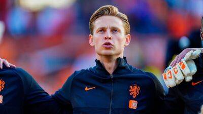 Barcelona midfielder Frenkie De Jong refuses to rule out Chelsea move despite rejecting Manchester United – Paper Round