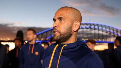 Alves joins Mexico's Pumas on free transfer