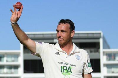 WATCH | Kyle Abbott hat-trick helps title-chasers Hampshire beat Gloucestershire - news24.com - Britain - South Africa