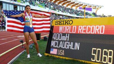 Sydney Maclaughlin - Femke Bol - Sydney McLaughlin shatters her 400m hurdles record to win World Championships gold - thenationalnews.com - Netherlands - Usa -  Doha -  Tokyo - state Oregon - Bahamas