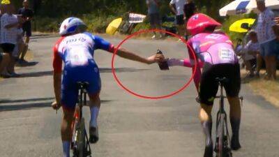 Filippo Ganna - Adam Blythe - Dan Lloyd - 'Given up!' – Stefan Bissegger suffers mechanical, shares drink with rival during Tour de France time trial - eurosport.com - France - Switzerland - Bahrain -  Copenhagen