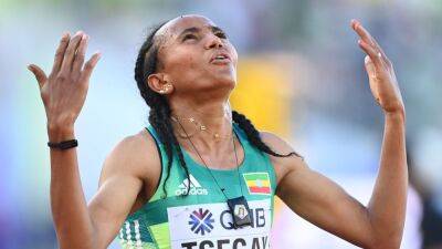 Tsegay wins women’s 5000m world title after dramatic last lap (video)