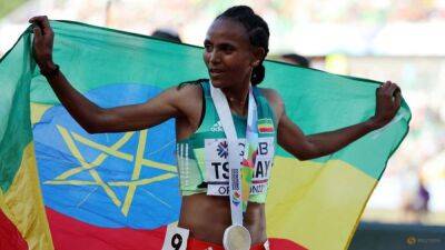 Ethiopia's Tsegay holds on to win world 5,000m gold