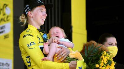 Why was Lorena Wiebes holding a baby on the podium at the Tour de France Femmes yellow jersey presentation?