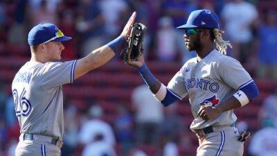 Tapia, Blue Jays take advantage of Red Sox blunders for sweep