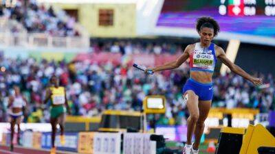 Sydney Maclaughlin - Allyson Felix - US women storm to third straight World Championships 4x400m relay title - channelnewsasia.com - Britain - Usa -  Doha - Jamaica - county Russell -  Eugene