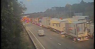 All traffic stopped on M62 as fire engines block motorway - updates - manchestereveningnews.co.uk - Manchester - county Oldham