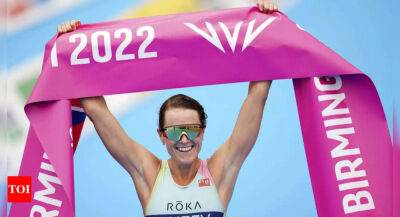 Alex Yee - Bermuda's Flora Duffy retains Commonwealth Games triathlon title - timesofindia.indiatimes.com - Scotland - Georgia -  Tokyo - New Zealand - Birmingham - Bermuda