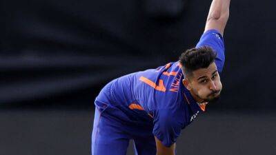Dinesh Karthik - Umran Malik - Watch: Umran Malik Sends Derbyshire Batter's Middle Stump Flying During India's Tour Match - sports.ndtv.com - Ireland - India - Birmingham -  Sanju
